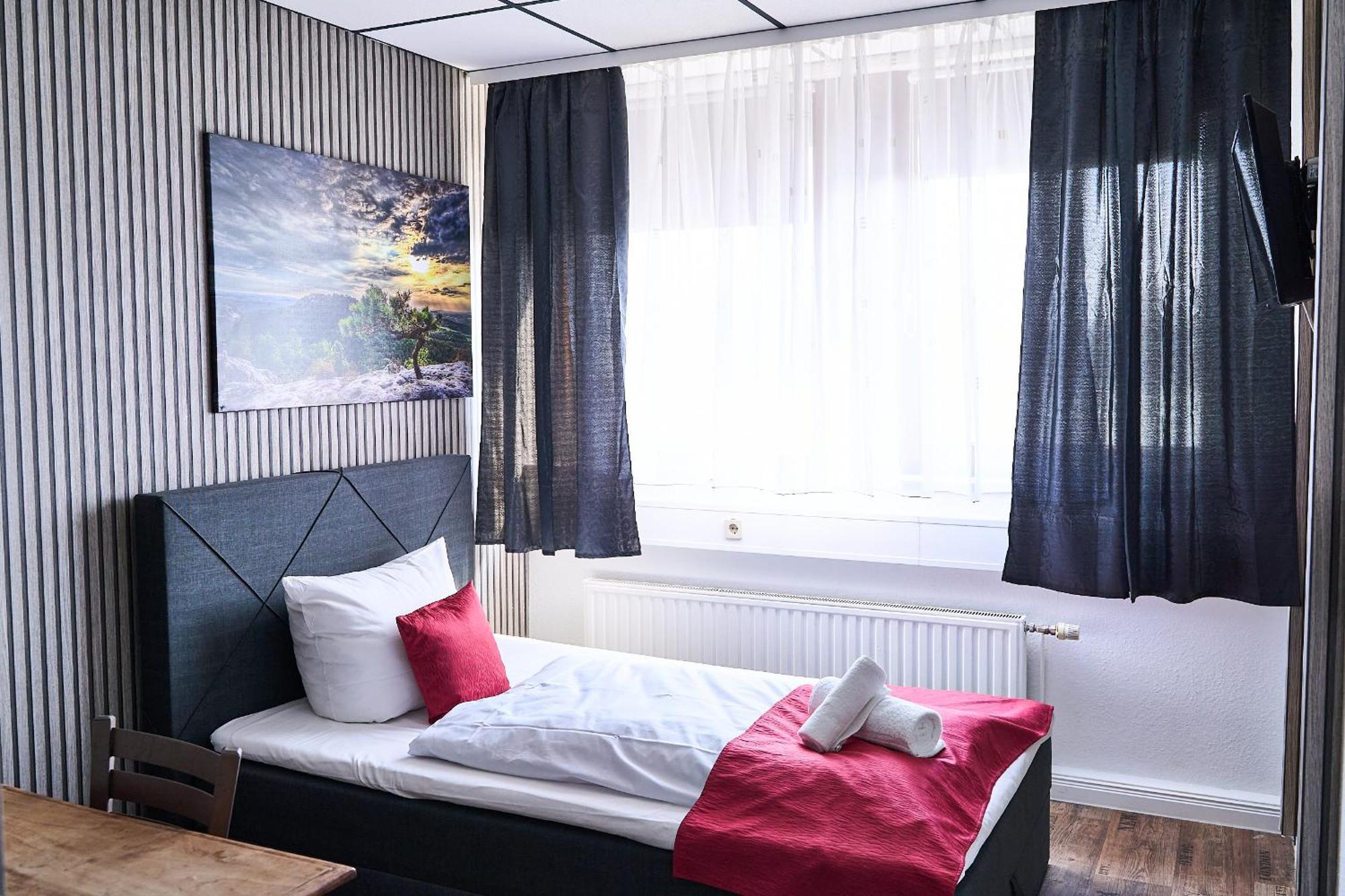 Hotel Maximo Пиннеберг Экстерьер фото