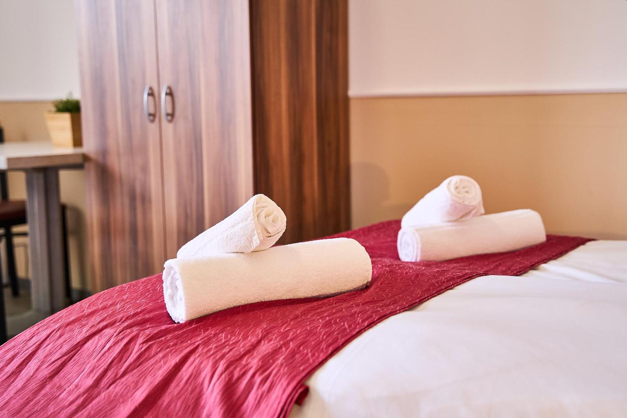 Hotel Maximo Пиннеберг Экстерьер фото